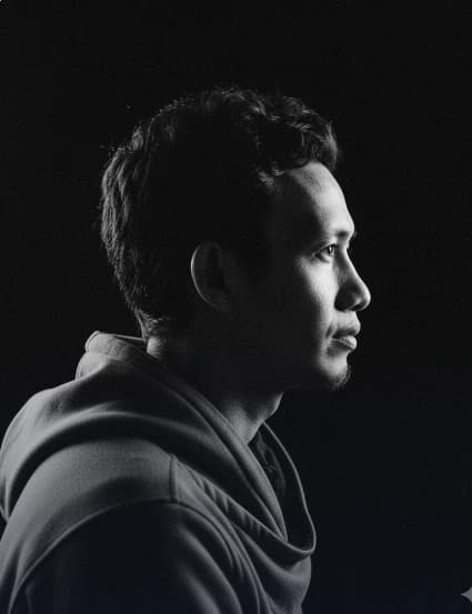 Monochrome side-profile shot AI photo style example on PromptKosh