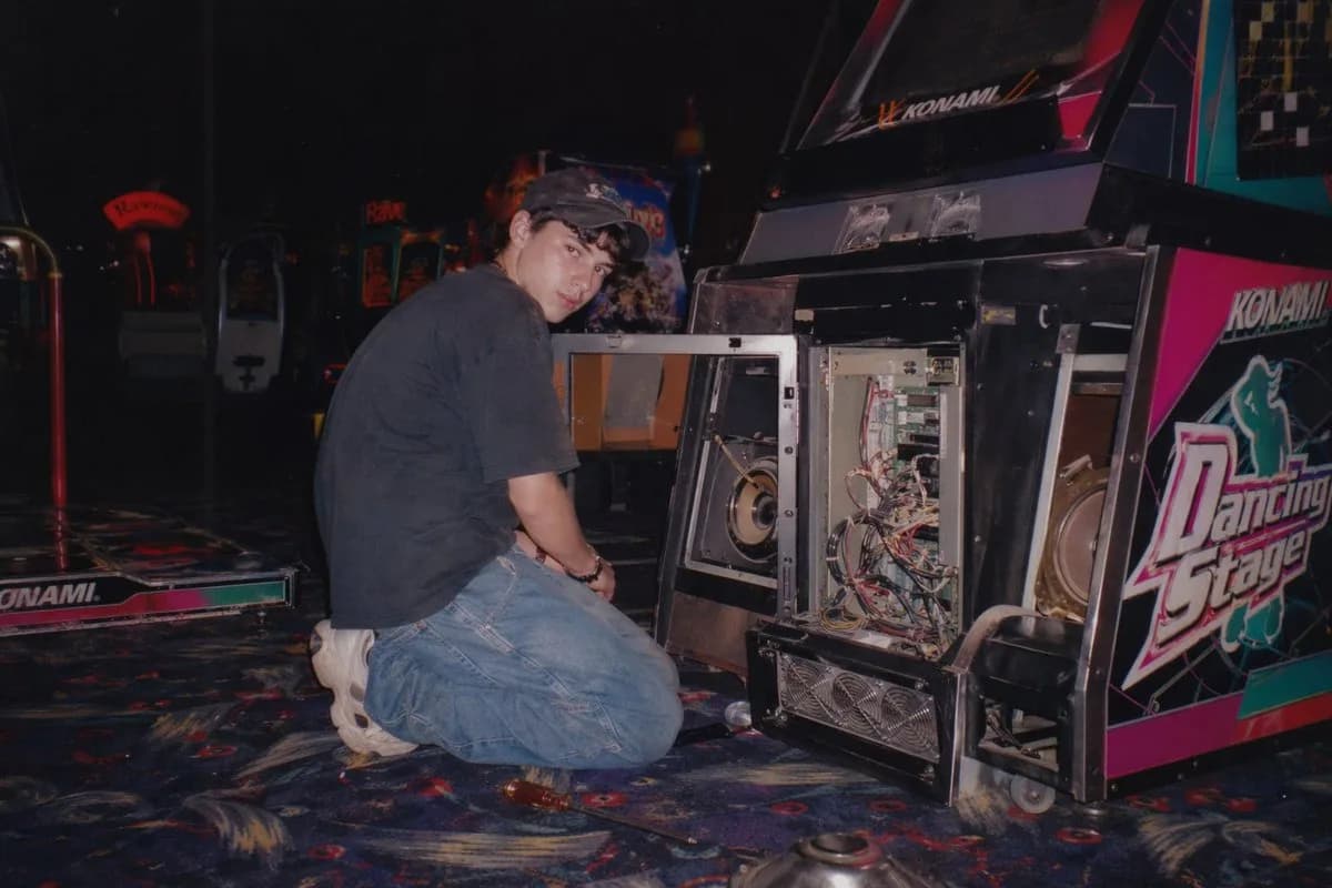 Nineties Arcade Machine Repair Flash Photograph AI photo style example on PromptKosh